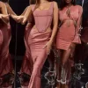 Colette Rose Satin-Midirock mit niedriger Taille Colette Rose Satin-Midirock mit niedriger Taille