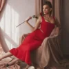 Colette Scarlet Satin-Midirock mit niedriger Taille Colette Scarlet Satin-Midirock mit niedriger Taille