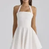 Cosette Weißes Minikleid mit Broderie Anglaise und Baumwoll-Halterausschnitt Cosette Weißes Minikleid mit Broderie Anglaise und Baumwoll-Halterausschnitt