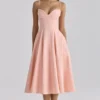 Dahlia Pfirsichfarbenes Midi-Sommerkleid aus plissierter Baumwolle Dahlia Pfirsichfarbenes Midi-Sommerkleid aus plissierter Baumwolle