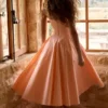 Dahlia Pfirsichfarbenes Midi-Sommerkleid aus plissierter Baumwolle Dahlia Pfirsichfarbenes Midi-Sommerkleid aus plissierter Baumwolle