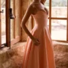 Dahlia Pfirsichfarbenes Midi-Sommerkleid aus plissierter Baumwolle Dahlia Pfirsichfarbenes Midi-Sommerkleid aus plissierter Baumwolle