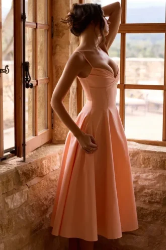 Dahlia Pfirsichfarbenes Midi-Sommerkleid aus plissierter Baumwolle Dahlia Pfirsichfarbenes Midi-Sommerkleid aus plissierter Baumwolle