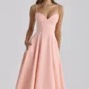 Dahlia Pfirsichfarbenes Midi-Sommerkleid aus plissierter Baumwolle Dahlia Pfirsichfarbenes Midi-Sommerkleid aus plissierter Baumwolle