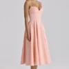Dahlia Pfirsichfarbenes Midi-Sommerkleid aus plissierter Baumwolle Dahlia Pfirsichfarbenes Midi-Sommerkleid aus plissierter Baumwolle