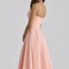 Dahlia Pfirsichfarbenes Midi-Sommerkleid aus plissierter Baumwolle Dahlia Pfirsichfarbenes Midi-Sommerkleid aus plissierter Baumwolle