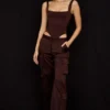 Daria Cargo-Hose aus schokoladenbraunem Satin Daria Cargo-Hose aus schokoladenbraunem Satin