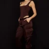 Daria Cargo-Hose aus schokoladenbraunem Satin Daria Cargo-Hose aus schokoladenbraunem Satin