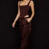 Daria Cargo-Hose aus schokoladenbraunem Satin Daria Cargo-Hose aus schokoladenbraunem Satin