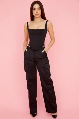 Daria – Gerade geschnittene Cargo-Hose aus schwarzem Satin