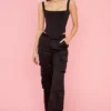 Daria – Gerade geschnittene Cargo-Hose aus schwarzem Satin Daria – Gerade geschnittene Cargo-Hose aus schwarzem Satin