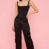 Daria – Gerade geschnittene Cargo-Hose aus schwarzem Satin Daria – Gerade geschnittene Cargo-Hose aus schwarzem Satin