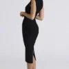 Das schwarze Bandage-Midi-Kleid mit tiefem Ausschnitt Das schwarze Bandage-Midi-Kleid mit tiefem Ausschnitt