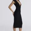 Das schwarze Bandage-Midi-Kleid mit tiefem Ausschnitt Das schwarze Bandage-Midi-Kleid mit tiefem Ausschnitt