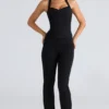 Das schwarze Peekaboo-Halter-Korsetts-Oberteil Das schwarze Peekaboo-Halter-Korsetts-Oberteil