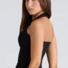 Das schwarze Stretch-Korsetts-Oberteil mit Neckholder Das schwarze Stretch-Korsetts-Oberteil mit Neckholder