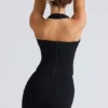 Das schwarze Stretch-Korsetts-Oberteil mit Neckholder Das schwarze Stretch-Korsetts-Oberteil mit Neckholder