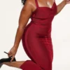 Das Supermodel Ruby Halter-Neck-Bandage-Midi-Kleid Das Supermodel Ruby Halter-Neck-Bandage-Midi-Kleid