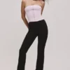 Das trägerlose rosa Stretch-Korsetts-Oberteil Das trägerlose rosa Stretch-Korsetts-Oberteil