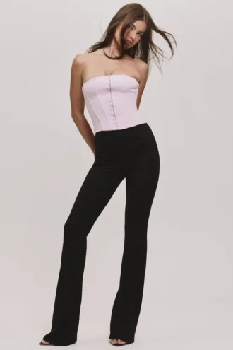 Das trägerlose rosa Stretch-Korsetts-Oberteil