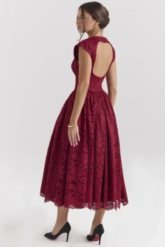 Debutante Berry Lace Rückenfreies Midikleid