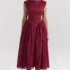 Debutante Berry Lace Rückenfreies Midikleid Debutante Berry Lace Rückenfreies Midikleid