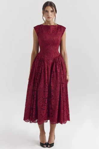 Debutante Berry Lace Rückenfreies Midikleid