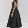 Debutante – Schwarzes, rückenfreies Midikleid aus Moiré-Satin Debutante – Schwarzes, rückenfreies Midikleid aus Moiré-Satin