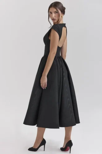 Debutante – Schwarzes, rückenfreies Midikleid aus Moiré-Satin