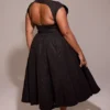 Debutante – Schwarzes, rückenfreies Midikleid aus Moiré-Satin Debutante – Schwarzes, rückenfreies Midikleid aus Moiré-Satin