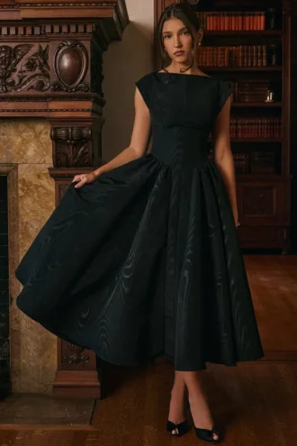 Debutante – Schwarzes, rückenfreies Midikleid aus Moiré-Satin
