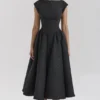 Debutante – Schwarzes, rückenfreies Midikleid aus Moiré-Satin Debutante – Schwarzes, rückenfreies Midikleid aus Moiré-Satin