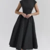 Debutante – Schwarzes, rückenfreies Midikleid aus Moiré-Satin Debutante – Schwarzes, rückenfreies Midikleid aus Moiré-Satin