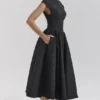 Debutante – Schwarzes, rückenfreies Midikleid aus Moiré-Satin Debutante – Schwarzes, rückenfreies Midikleid aus Moiré-Satin