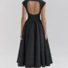 Debutante – Schwarzes, rückenfreies Midikleid aus Moiré-Satin Debutante – Schwarzes, rückenfreies Midikleid aus Moiré-Satin