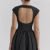 Debutante – Schwarzes, rückenfreies Midikleid aus Moiré-Satin Debutante – Schwarzes, rückenfreies Midikleid aus Moiré-Satin