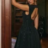 Debutante – Schwarzes, rückenfreies Midikleid aus Moiré-Satin Debutante – Schwarzes, rückenfreies Midikleid aus Moiré-Satin