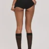 Der schwarze Mini-Rock mit integrierten Shorts Der schwarze Mini-Rock mit integrierten Shorts