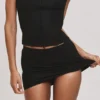 Der schwarze Mini-Rock mit integrierten Shorts Der schwarze Mini-Rock mit integrierten Shorts