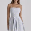 Dolly Blaues Baumwoll-Sommerkleid mit Wildblumen-Print Dolly Blaues Baumwoll-Sommerkleid mit Wildblumen-Print