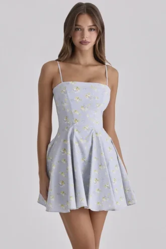 Dolly Blaues Baumwoll-Sommerkleid mit Wildblumen-Print Dolly Blaues Baumwoll-Sommerkleid mit Wildblumen-Print