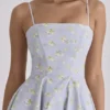 Dolly Blaues Baumwoll-Sommerkleid mit Wildblumen-Print Dolly Blaues Baumwoll-Sommerkleid mit Wildblumen-Print