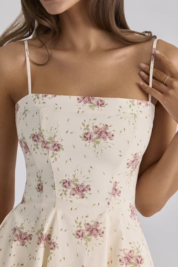 Dolly Elfenbeinfarbenes Vintage-Mini-Sommerkleid aus Baumwolle mit Rosenprint Dolly Elfenbeinfarbenes Vintage-Mini-Sommerkleid aus Baumwolle mit Rosenprint