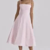 Dolly Pink Satin-Baumwoll-Midi-Sommerkleid mit ausgestelltem Rock Dolly Pink Satin-Baumwoll-Midi-Sommerkleid mit ausgestelltem Rock