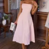 Dolly Pink Satin-Baumwoll-Midi-Sommerkleid mit ausgestelltem Rock Dolly Pink Satin-Baumwoll-Midi-Sommerkleid mit ausgestelltem Rock