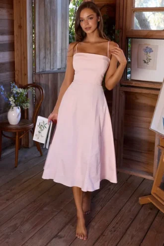 Dolly Pink Satin-Baumwoll-Midi-Sommerkleid mit ausgestelltem Rock Dolly Pink Satin-Baumwoll-Midi-Sommerkleid mit ausgestelltem Rock