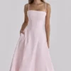 Dolly Pink Satin-Baumwoll-Midi-Sommerkleid mit ausgestelltem Rock Dolly Pink Satin-Baumwoll-Midi-Sommerkleid mit ausgestelltem Rock