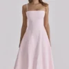 Dolly Pink Satin-Baumwoll-Midi-Sommerkleid mit ausgestelltem Rock Dolly Pink Satin-Baumwoll-Midi-Sommerkleid mit ausgestelltem Rock