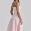 Dolly Pink Satin-Baumwoll-Midi-Sommerkleid mit ausgestelltem Rock Dolly Pink Satin-Baumwoll-Midi-Sommerkleid mit ausgestelltem Rock