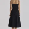 Dolly – Schwarzes, ausgestelltes Midi-Sommerkleid aus Baumwolle Dolly – Schwarzes, ausgestelltes Midi-Sommerkleid aus Baumwolle